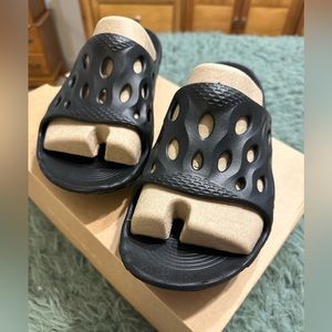 Women’s Merrell black slides. New in box. Size 9